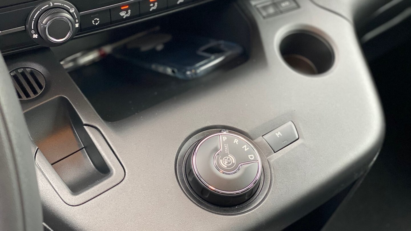 Drehregler zur Bedienung des optionalen Automatikgetriebes. Drehregler zur Bedienung des optionalen Automatikgetriebes.