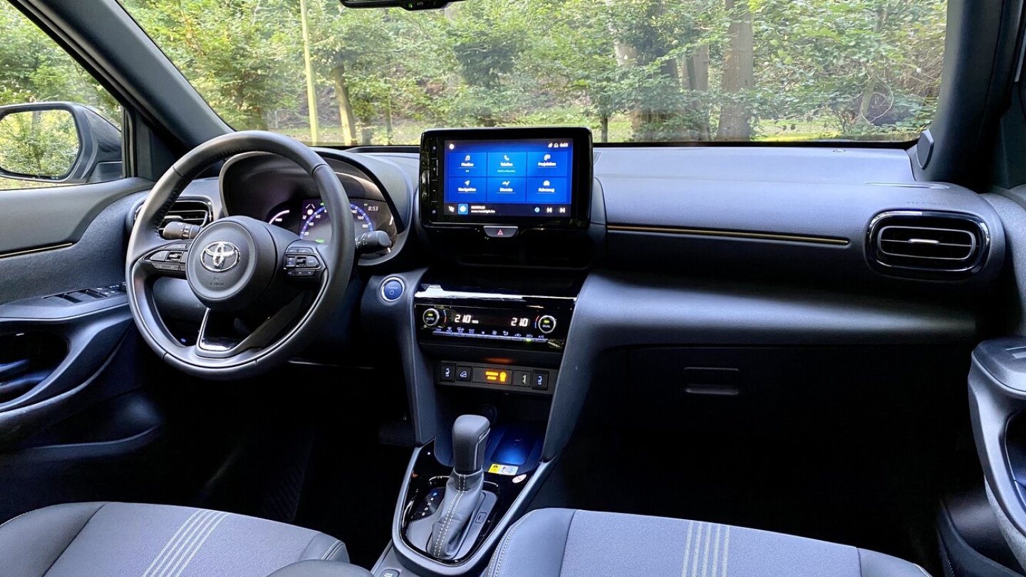 Das Cockpit entspricht in weiten, aber nicht allen, Teilen dem Yaris. Das Cockpit entspricht in weiten, aber nicht allen, Teilen dem Yaris.