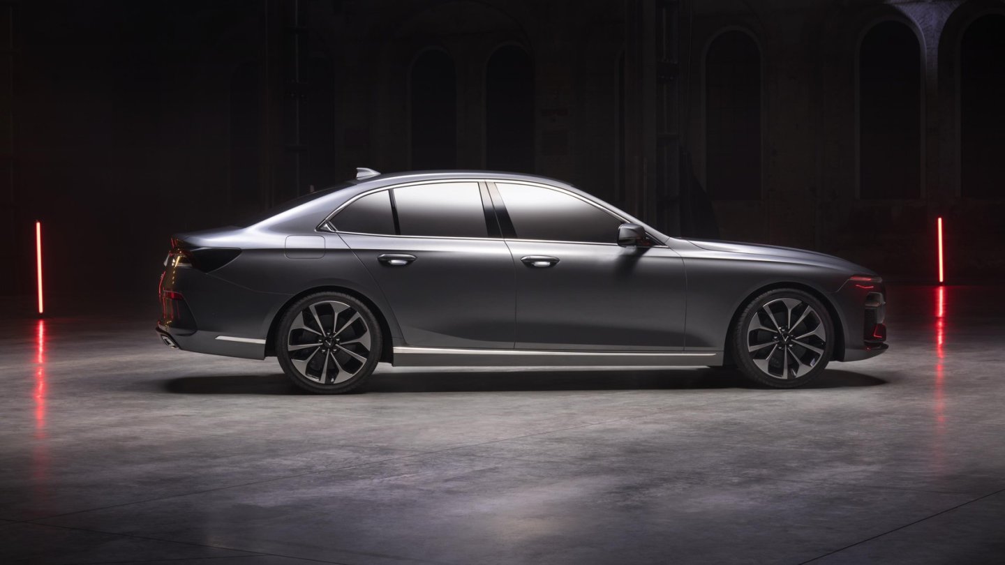 Ein neuer Peugeot? Nein, Vietnams erste Limousine. Ein neuer Peugeot? Nein, Vietnams erste Limousine.
