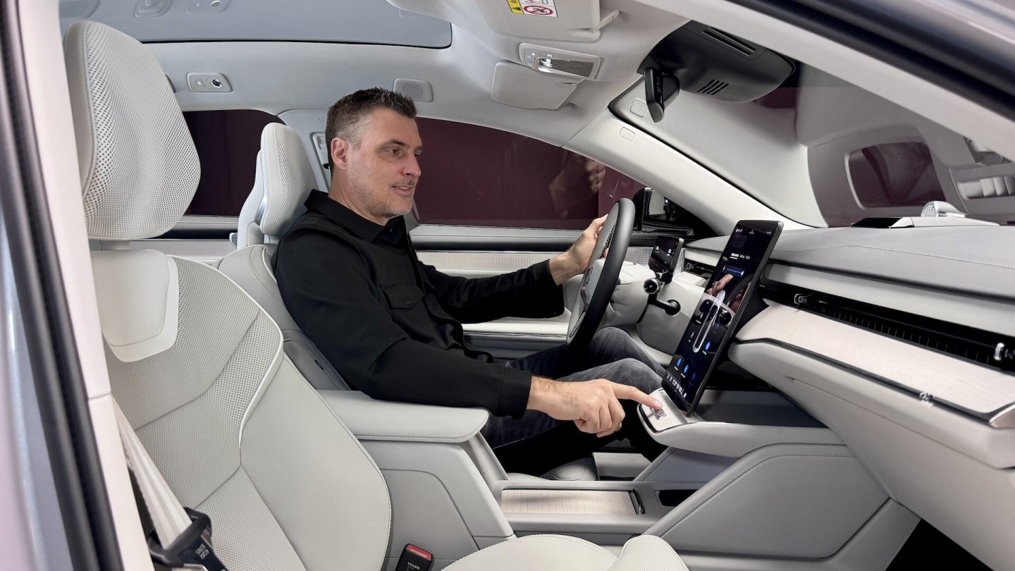 Erster Kontakt mit dem neuen Volvo ES90 - noch vor der Weltpremiere hinter verschlossenen Türen. Erster Kontakt mit dem neuen Volvo ES90 - noch vor der Weltpremiere hinter verschlossenen Türen.