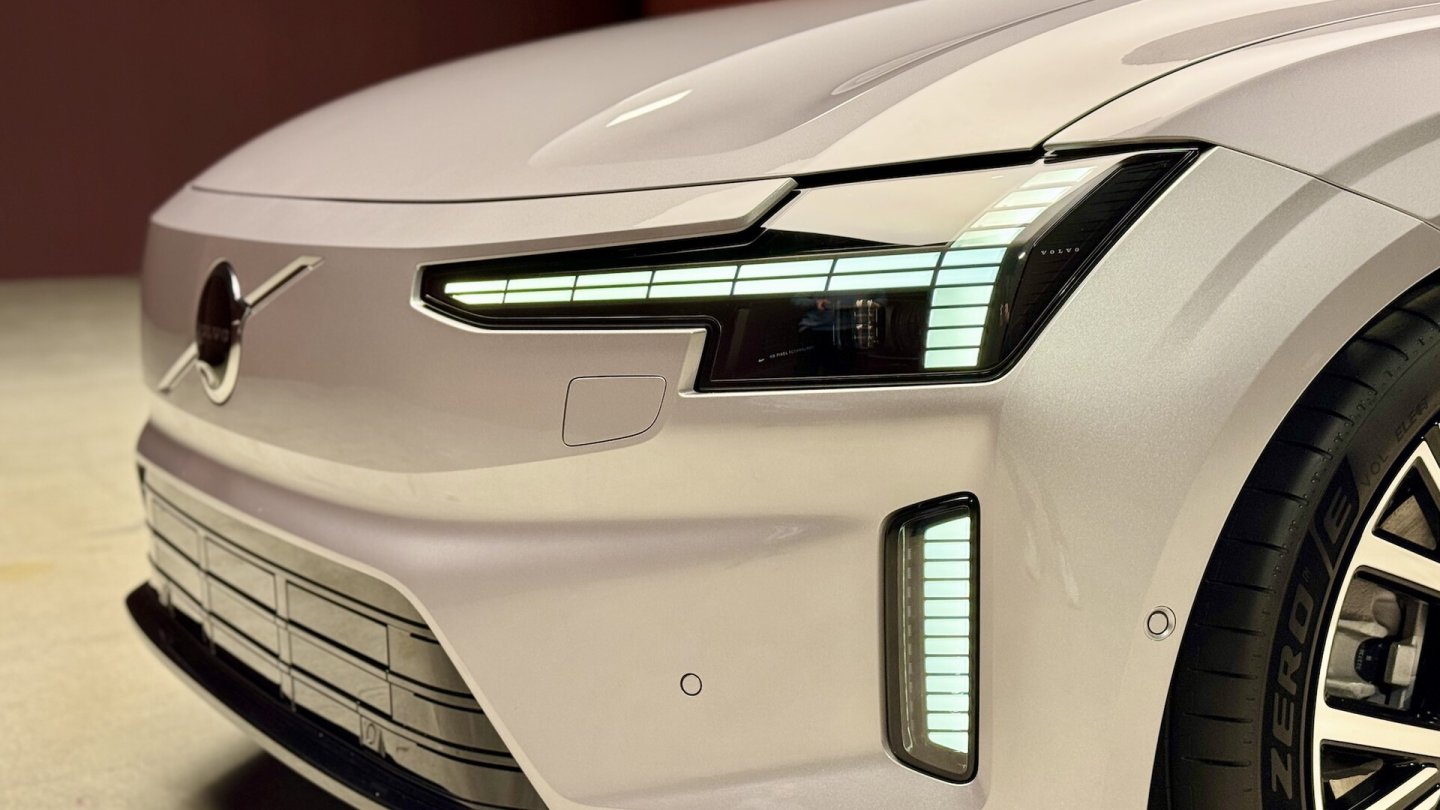 Der Volvo ES90 hat Pixel-LED-Scheinwerfer mit adaptiven Funktionen. Der Volvo ES90 hat Pixel-LED-Scheinwerfer mit adaptiven Funktionen.