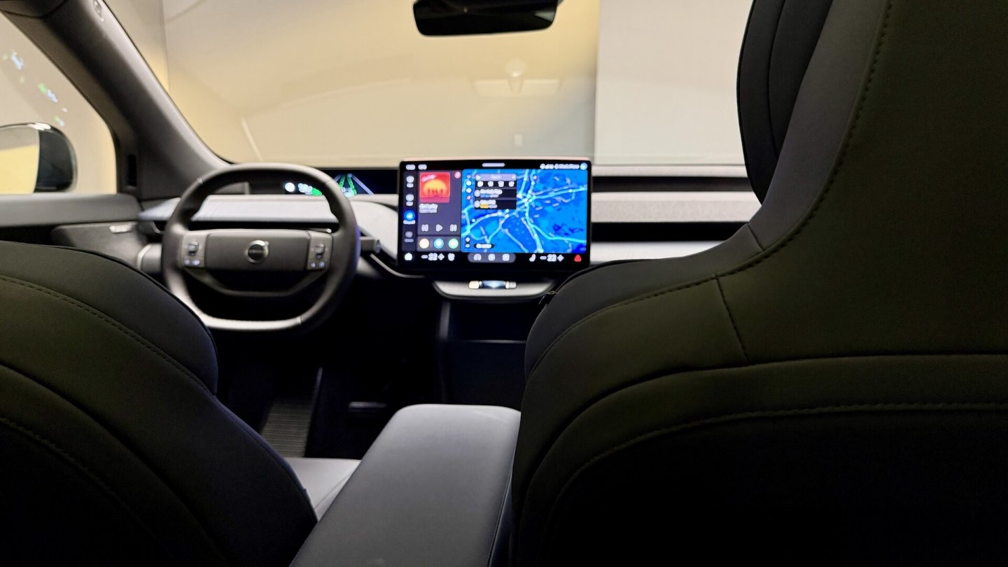 Das Curved-Display mit nach hinten gebogenen Ecken steht vertikal im Raum - anders als bei anderen Volvo-Modellen.