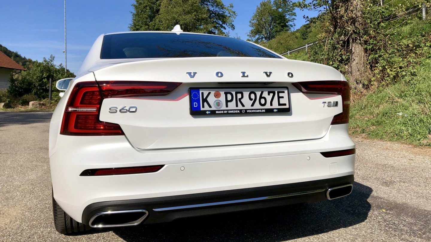 Im Gegensatz zum Volvo S90 trägt der S60 das Kennzeichen im Heckdeckel. Im Gegensatz zum Volvo S90 trägt der S60 das Kennzeichen im Heckdeckel.