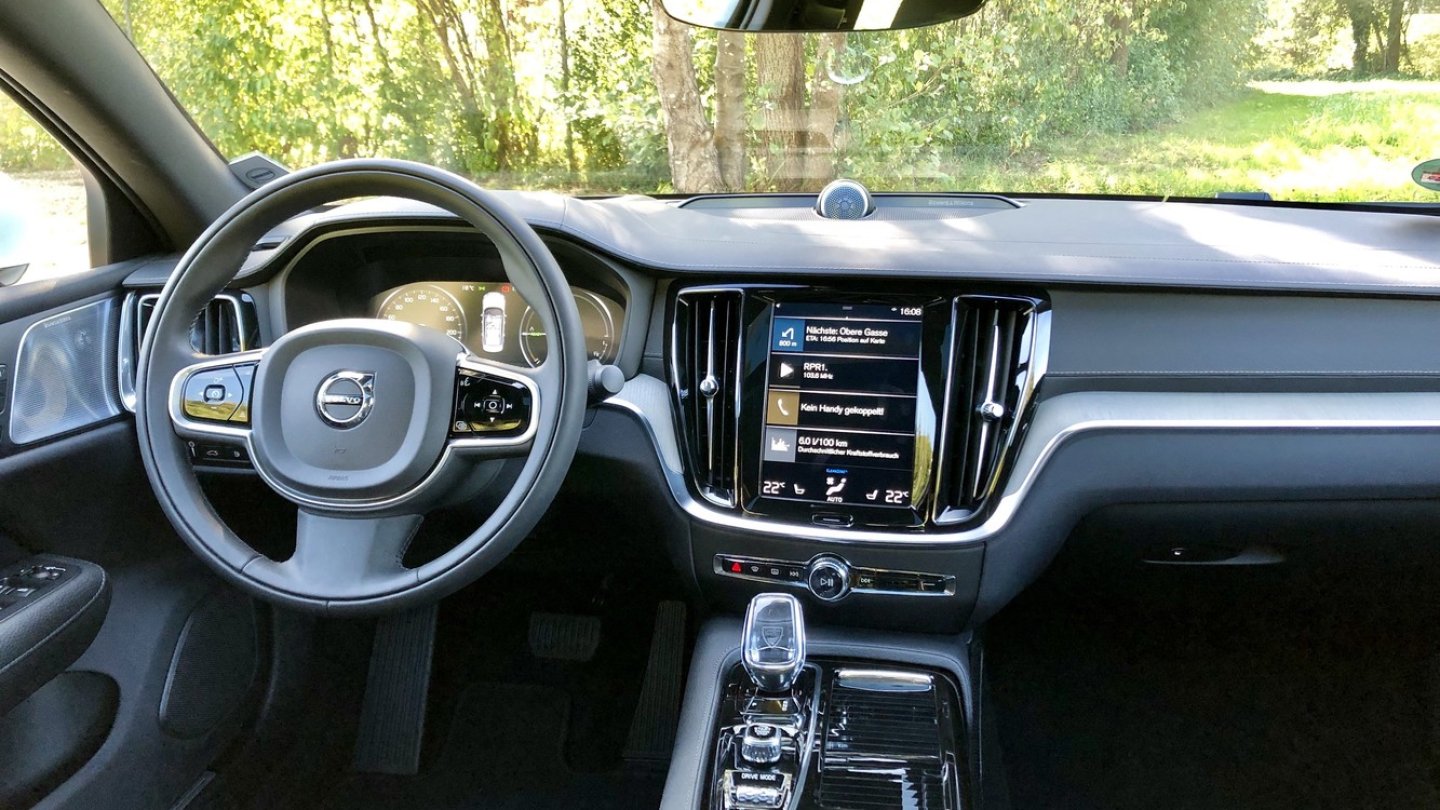 Edels Cockpit im typischen Volvo-Stil. Edels Cockpit im typischen Volvo-Stil.