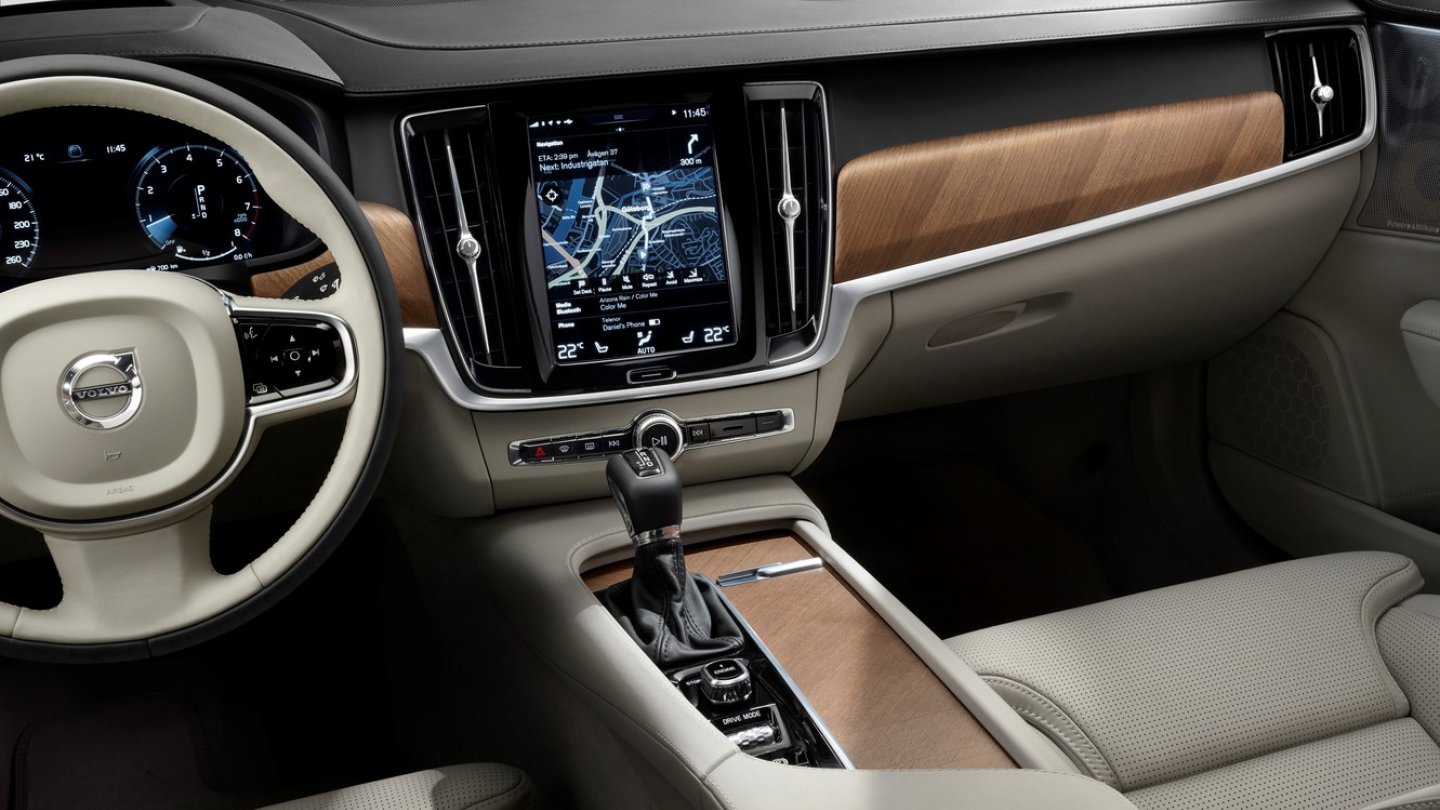 Gemütliches Interieur mit Hochkant-Touchscreen wie im XC90 Gemütliches Interieur mit Hochkant-Touchscreen wie im XC90