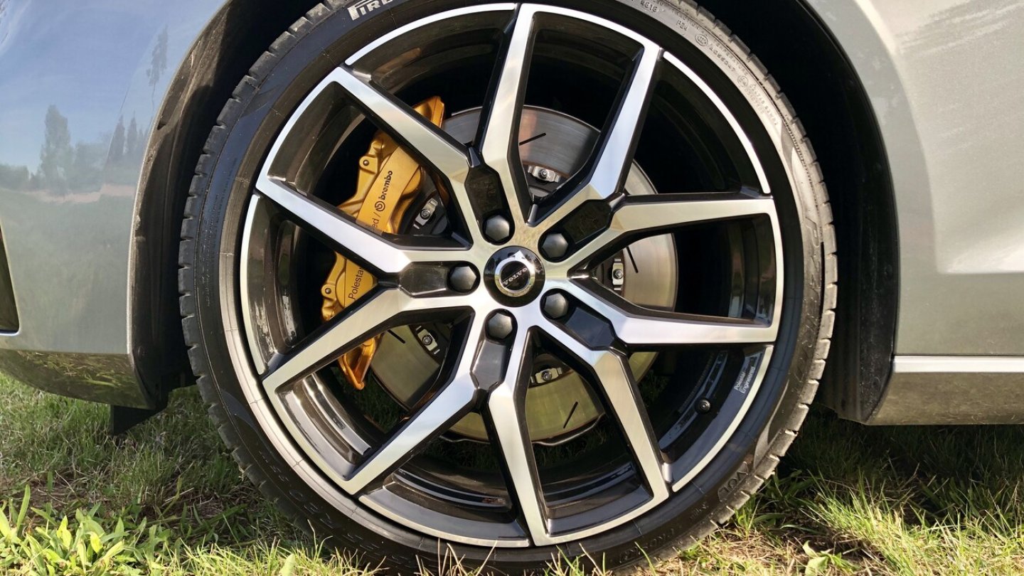 Brembo-Anlage mit goldenen Bremssätteln. Brembo-Anlage mit goldenen Bremssätteln.