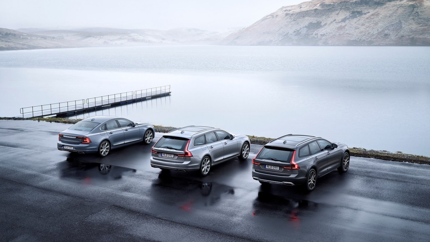 Der Neuling parkt brav neben S90 und V90. Der Neuling parkt brav neben S90 und V90.