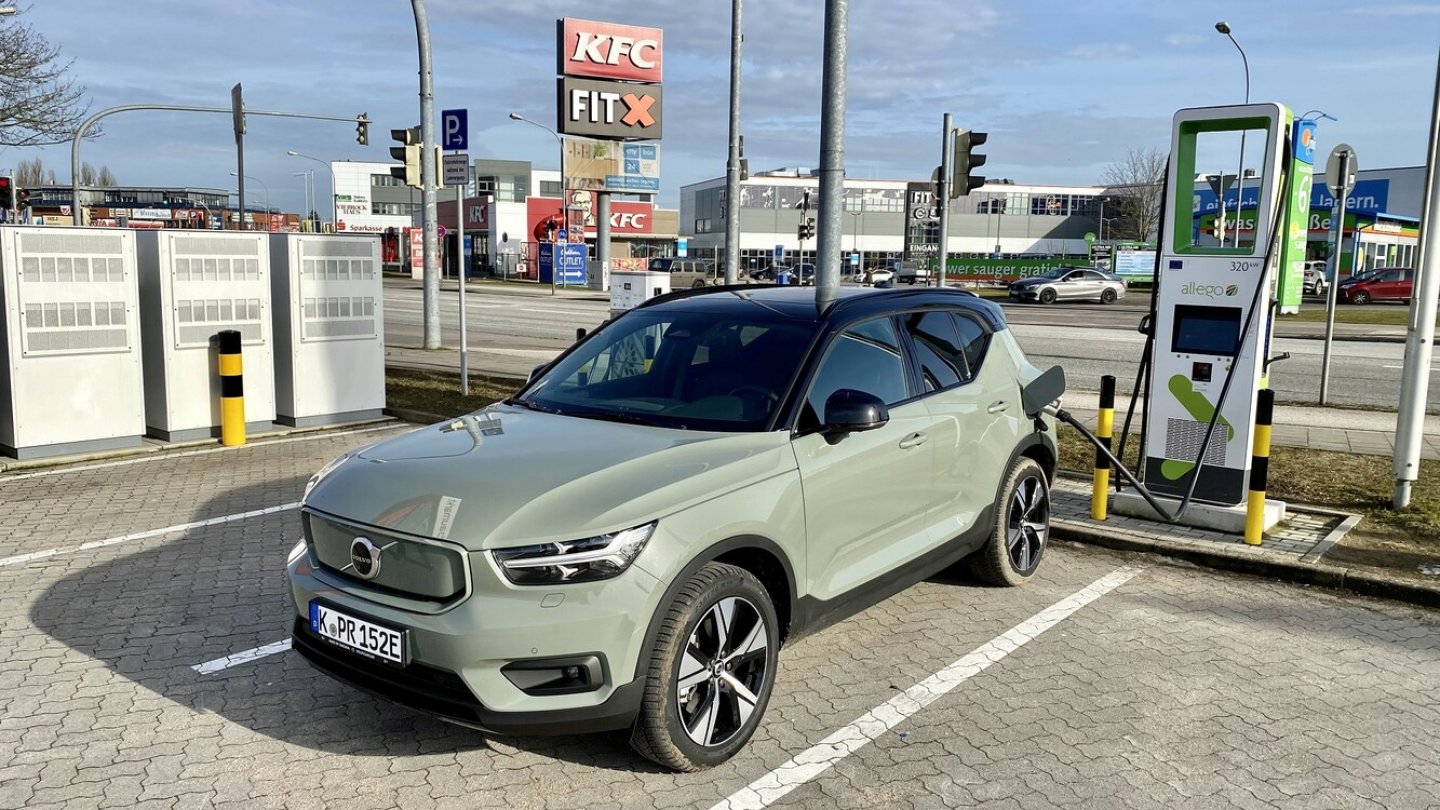 Im Idealfall soll dem XC40 am Schnelllader eine halbe Stunde reichen. Im Idealfall soll dem XC40 am Schnelllader eine halbe Stunde reichen.