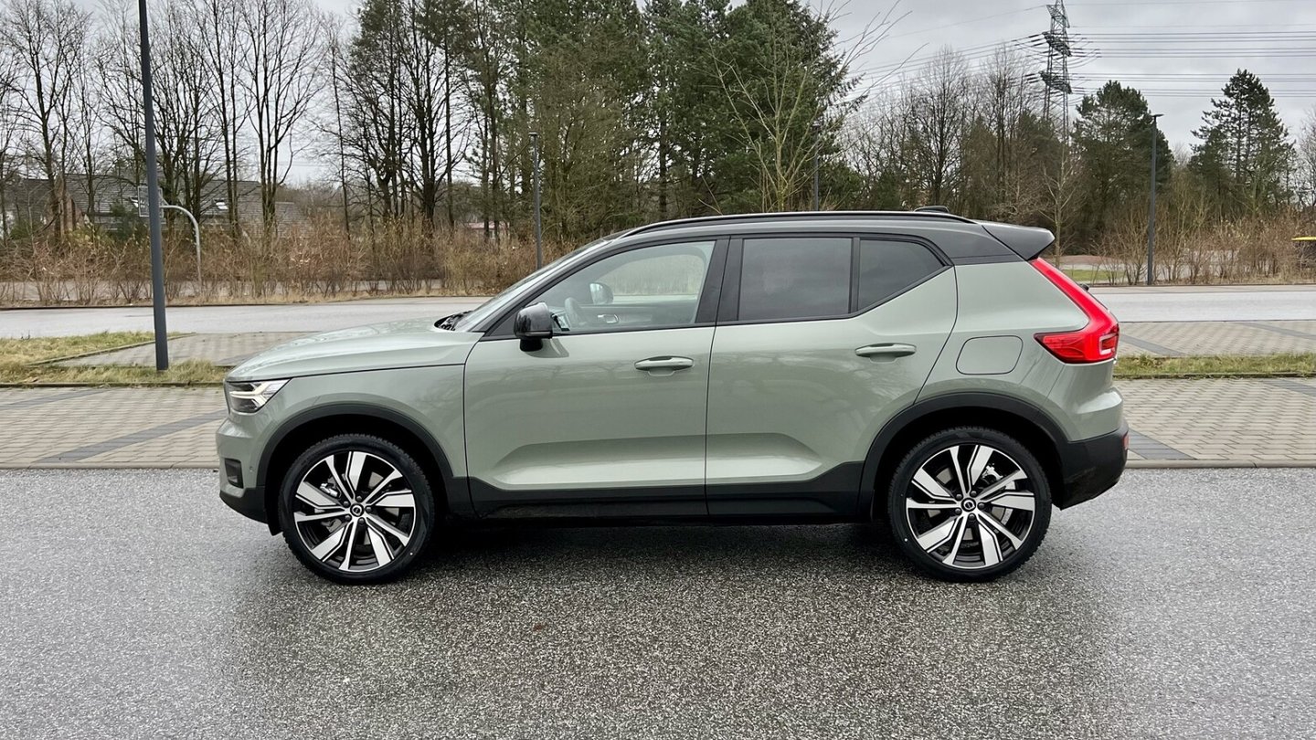 20-Zoll-Felgen kosten Aufpreis, ebenso die Metalliclackierung. 20-Zoll-Felgen kosten Aufpreis, ebenso die Metalliclackierung.