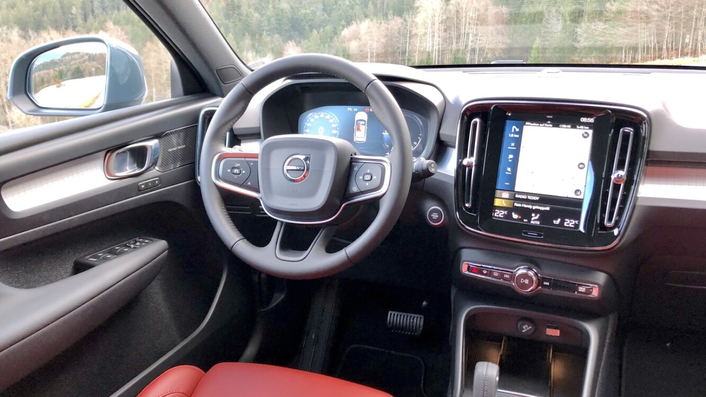 Das Cockpit des Volvo XC40 im aktuellen Markendesign. Das Cockpit des Volvo XC40 im aktuellen Markendesign.