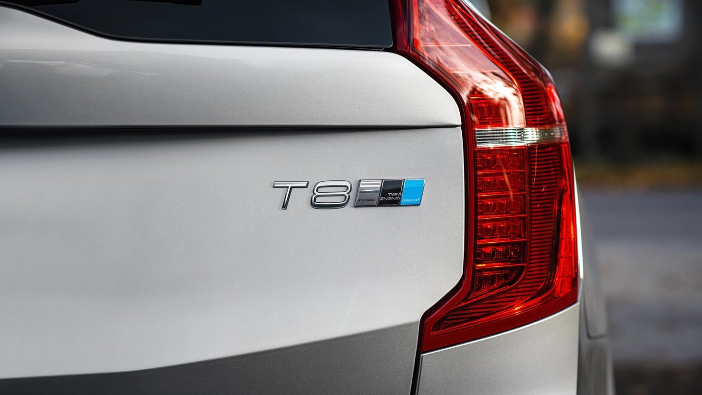 Da wird der Schriftzug immer breiter: Polestar-Plakette ganz rechts. Da wird der Schriftzug immer breiter: Polestar-Plakette ganz rechts.