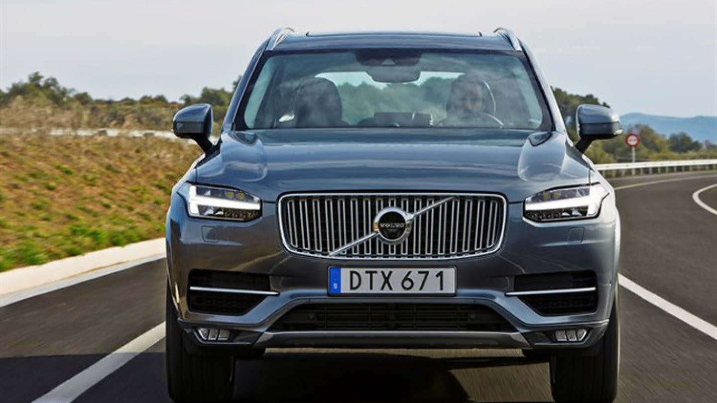 Die mächtige XC90-Front beherrbergt zukünftig auch einen auf 190 PS gedrosselten Turbodiesel Die mächtige XC90-Front beherrbergt zukünftig auch einen auf 190 PS gedrosselten Turbodiesel