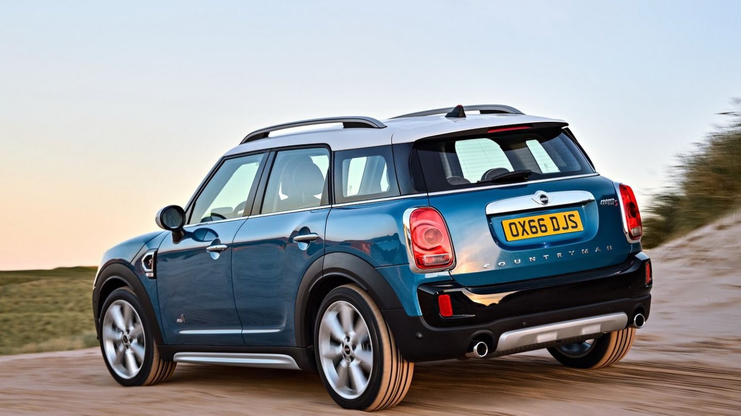 Das Heck gibt sich schön britisch, obwohl die Linie des Seitenfensters and den Fiat 500 L erinnert. Das Heck gibt sich schön britisch, obwohl die Linie des Seitenfensters and den Fiat 500 L erinnert.