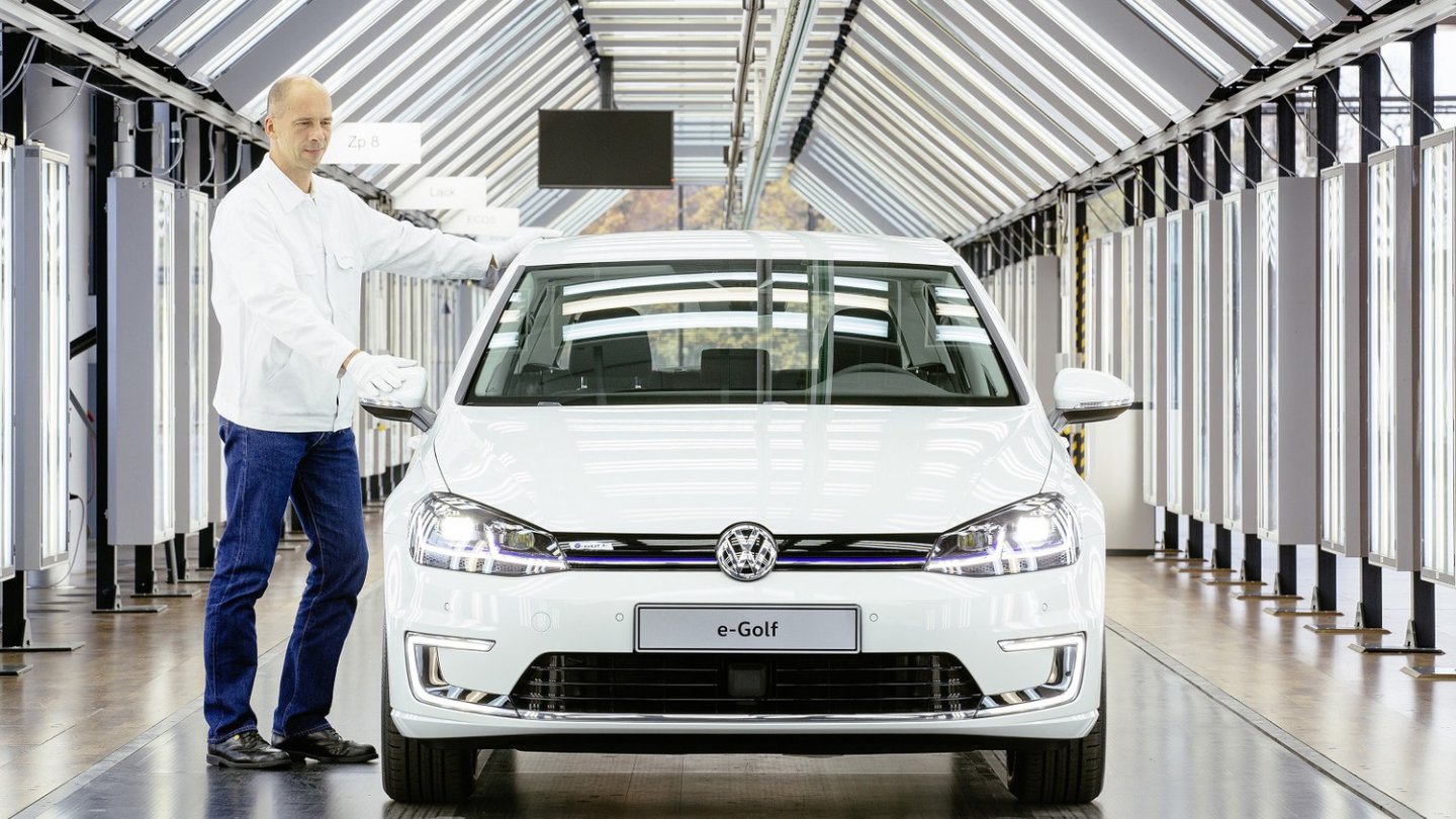 Fürs Foto darf der e-Golf schon mal in die Gläserne Manufaktur. Fürs Foto darf der e-Golf schon mal in die Gläserne Manufaktur.