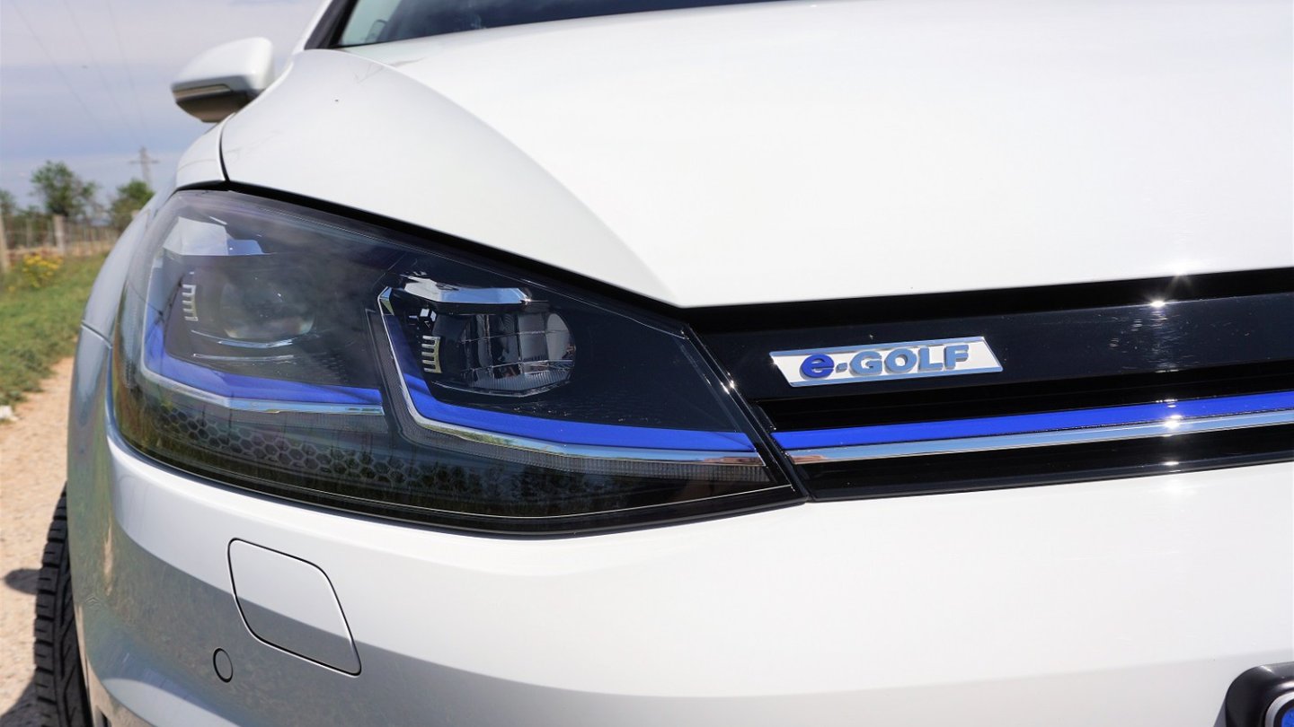 Die elektrifizierten Modelle Golf GTE und e-Golf haben blaue Farbakzente innen und außen. Die elektrifizierten Modelle Golf GTE und e-Golf haben blaue Farbakzente innen und außen.