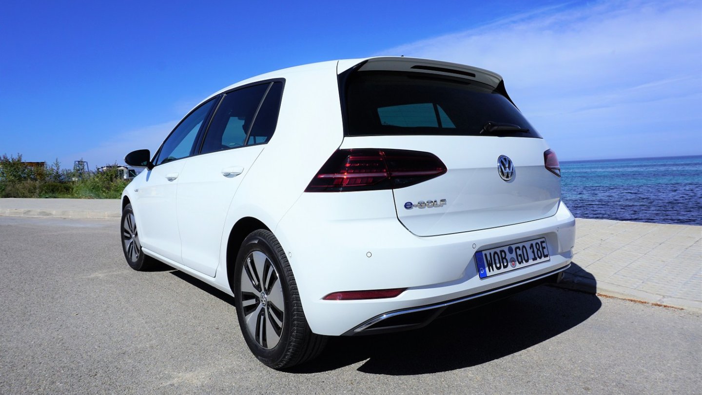 am Heck weist der e-Golf Schriftzug darauf hin, dass unter dem Auto kein Auspuff klemmt. Und keine Fake-Blenden, juhu! am Heck weist der e-Golf Schriftzug darauf hin, dass unter dem Auto kein Auspuff klemmt. Und keine Fake-Blenden, juhu!