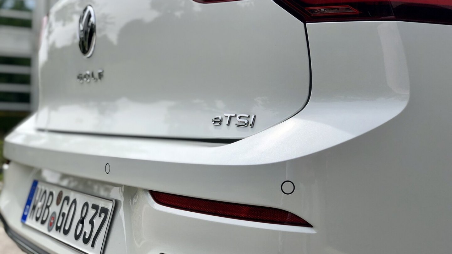 Das kleine Logo am Heckdeckel verrät den guten Mildhybrid im Golf. Das kleine Logo am Heckdeckel verrät den guten Mildhybrid im Golf.