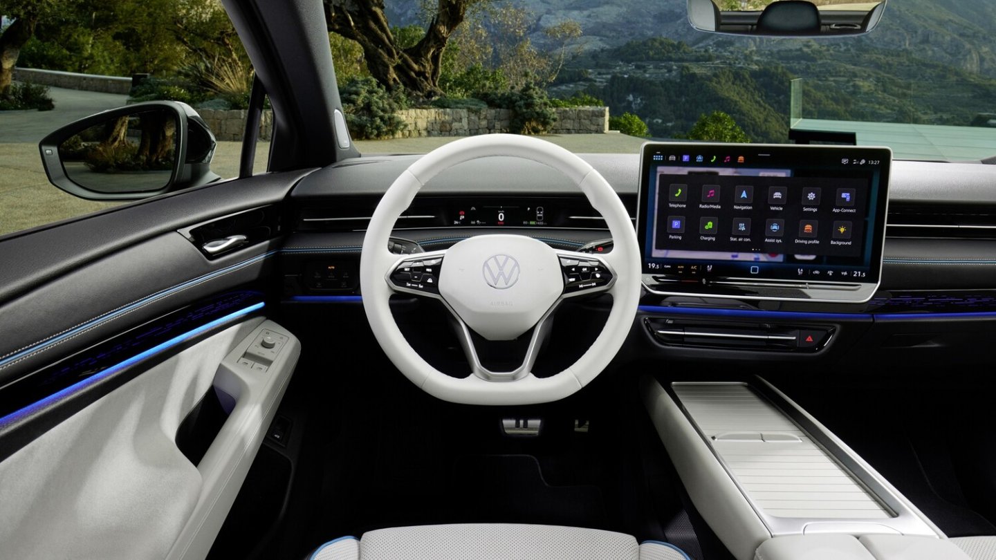 Das Head-up Display mit AR-Funktionen gibt es im ID.7 ab Werk. Das Head-up Display mit AR-Funktionen gibt es im ID.7 ab Werk.