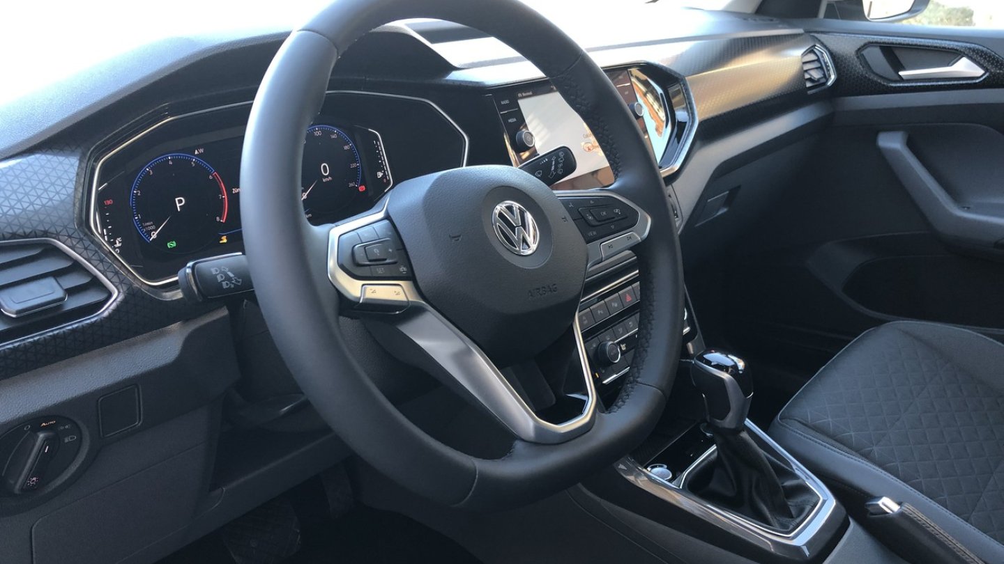 Als erster VW bekommt der T-Cross das neue Lenkrad. Als erster VW bekommt der T-Cross das neue Lenkrad.