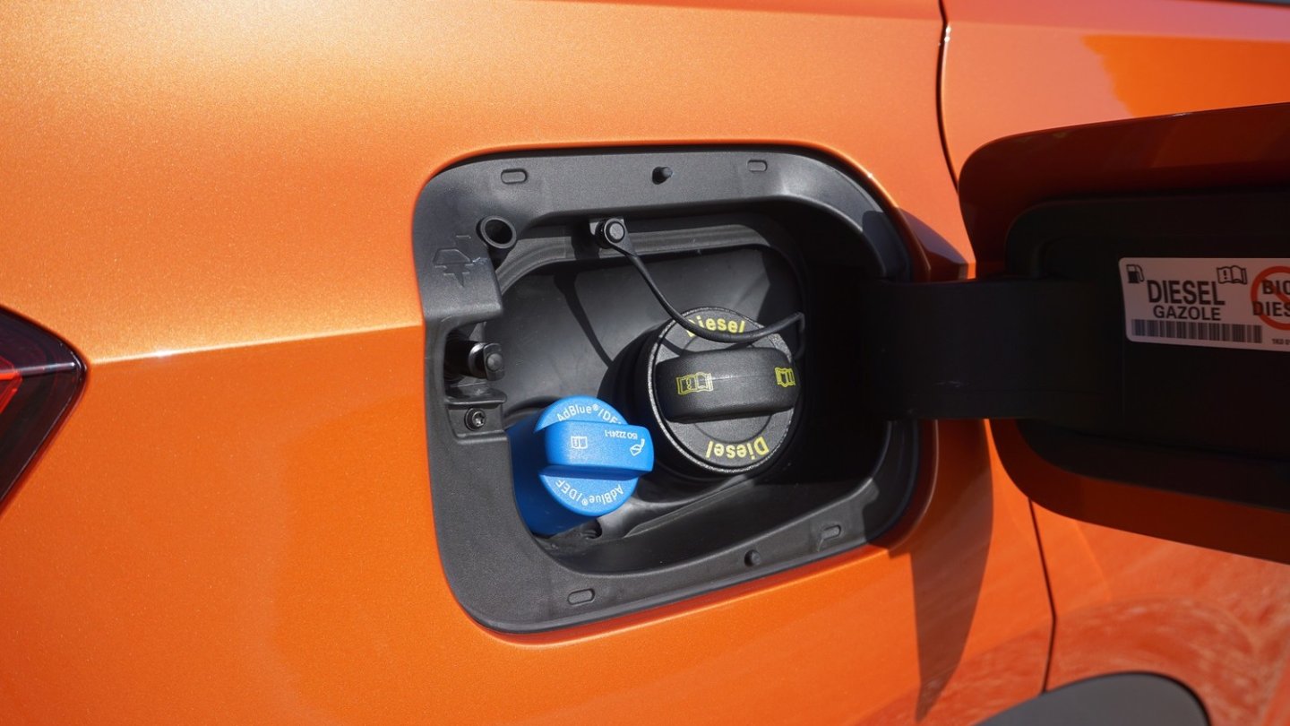 Neben dem Dieseleinfüllstutzen liegt der Zugang zum AdBlue-Tank. Neben dem Dieseleinfüllstutzen liegt der Zugang zum AdBlue-Tank.