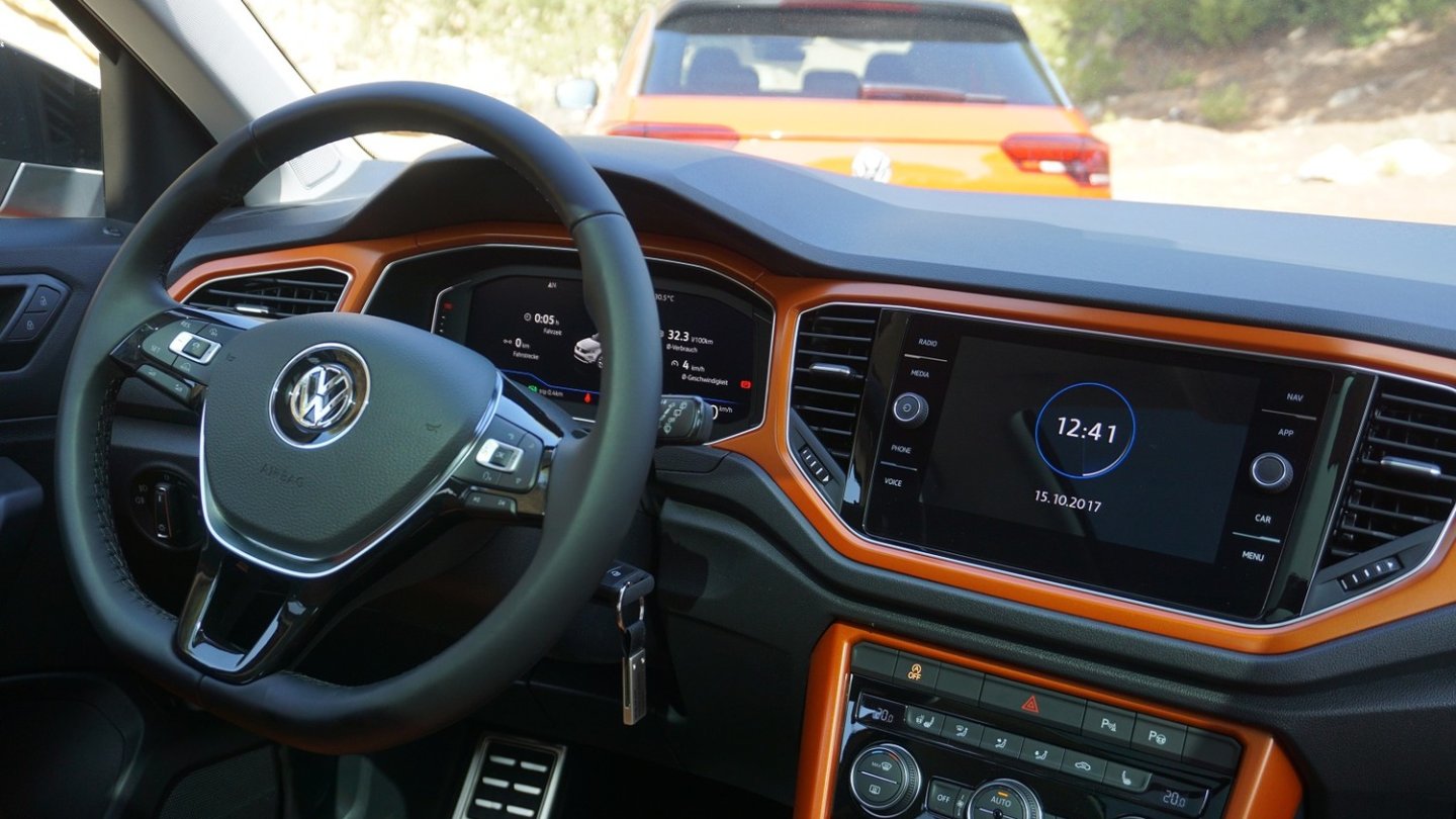 Im T-Roc Style trägt das Cockpit auf Wunsch passend zur Lackierung Orange. Im T-Roc Style trägt das Cockpit auf Wunsch passend zur Lackierung Orange.