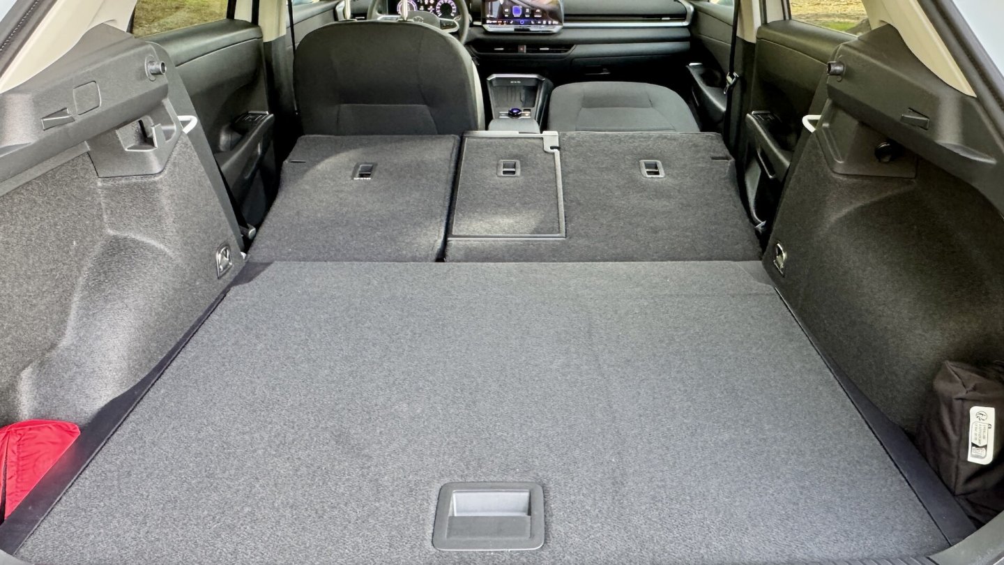 Auch die Lehne des Beifahrersitzes lässt sich manuell nach vorne klappen.