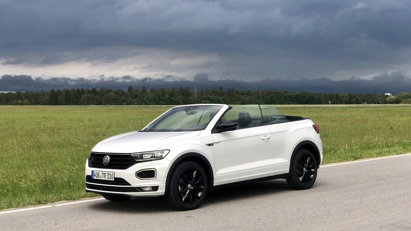 Als R-Line mit Black Style Paket tritt das T-Roc Cabrio dynamisch auf. Als R-Line mit Black Style Paket tritt das T-Roc Cabrio dynamisch auf.