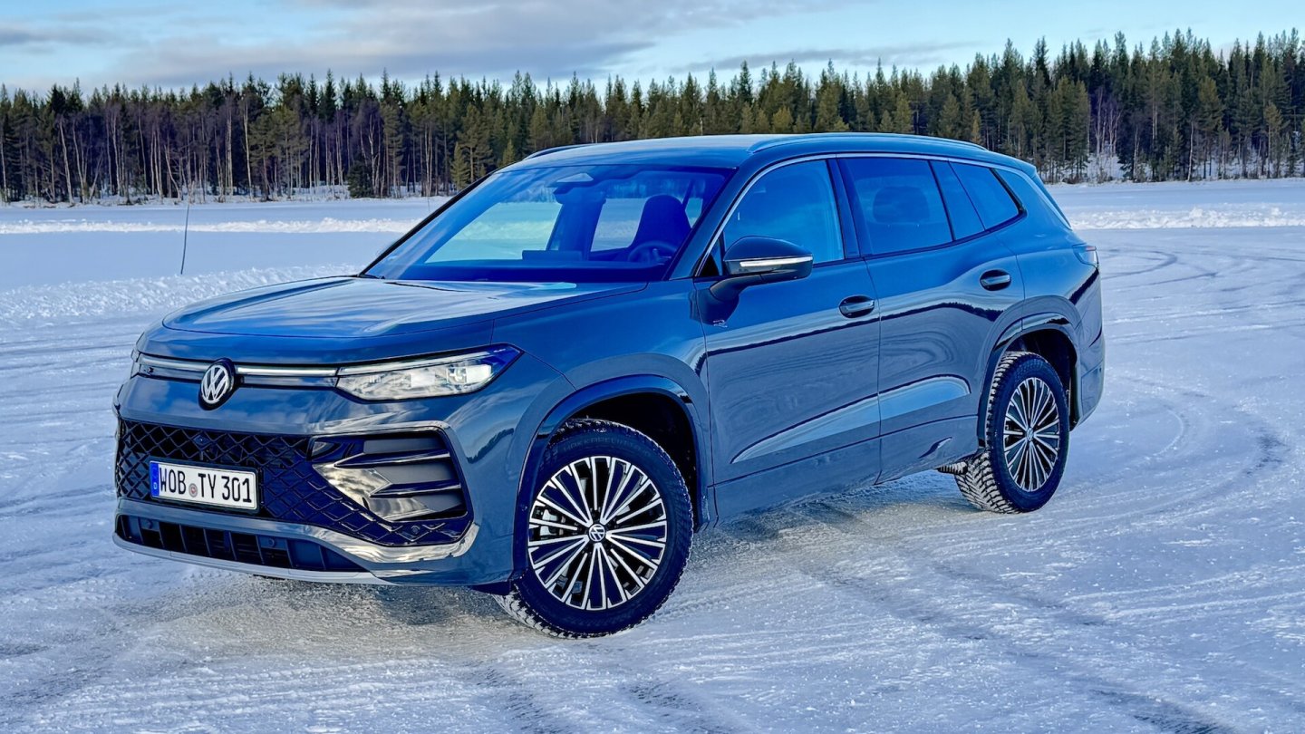 Der Testwagen in Delfingrau steht auf 18-Zoll-Winterrädern.