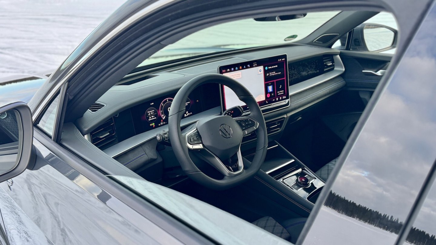 Das Cockpit des VW Tayron entspricht dem des kürzeren Tiguan.