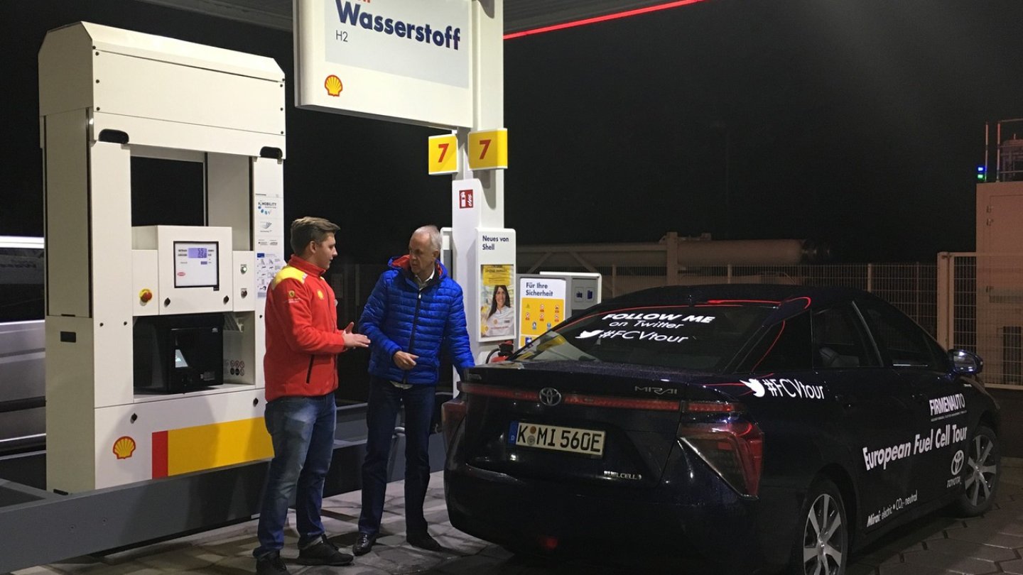 Im Herbst 2016 ging ein Toyot Mirai auf eine medienwirksame Fahrt durch Europa. Im Herbst 2016 ging ein Toyot Mirai auf eine medienwirksame Fahrt durch Europa.