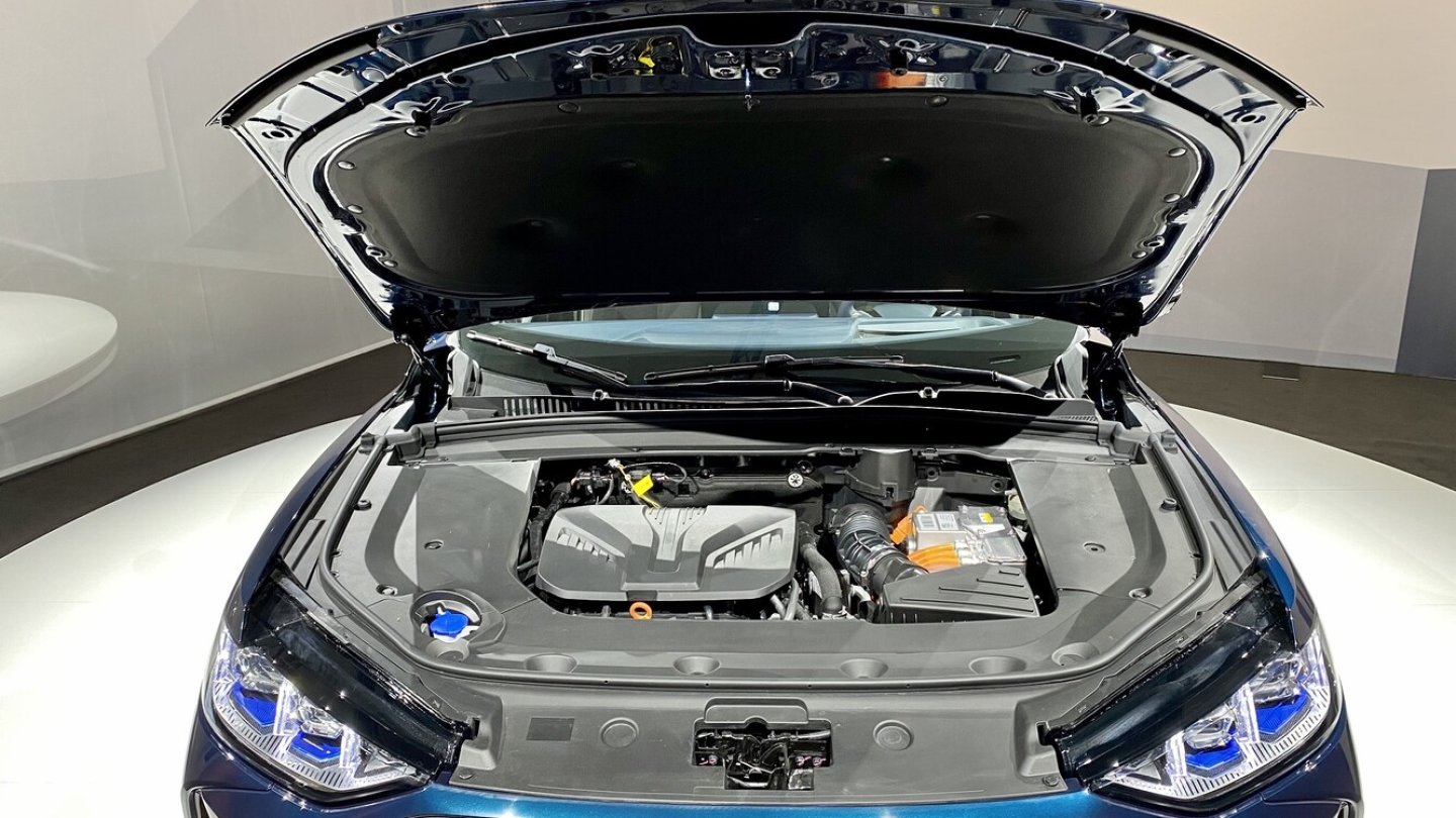 Ein Benziner und zwei Elektromotoren sorgen für bis zu 350 kW / 476 PS. Ein Benziner und zwei Elektromotoren sorgen für bis zu 350 kW / 476 PS.
