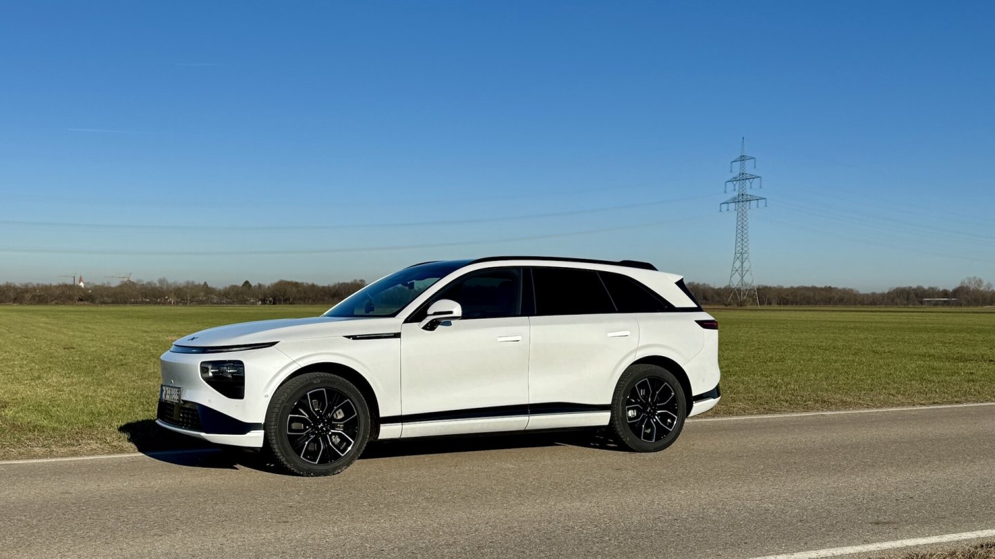 Die serienmäßigen 20-Zoll-Räder stehen dem G9 gut.