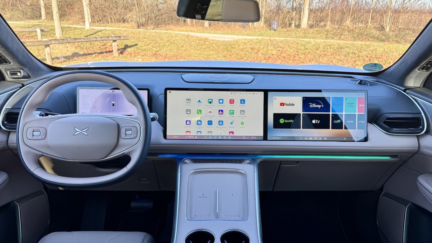 Drei Displays bestimmen das Cockpit, die Bedienung läuft größtenteils über den zentralen Touchscreen.