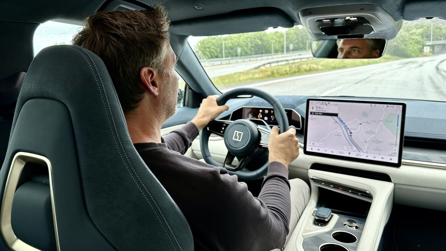 Mit Luftfahrwerk ebnet der Zeekr 001 seinen Weg. Mit Luftfahrwerk ebnet der Zeekr 001 seinen Weg.