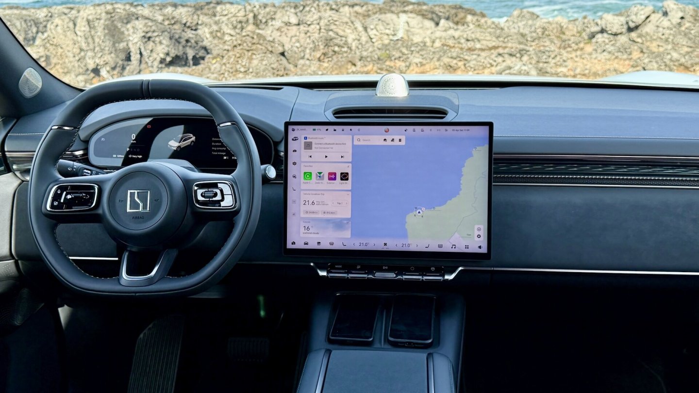 Unter dem großen Touchscreen gibt es physische Tasten und einen Lautstärke-Regler. Unter dem großen Touchscreen gibt es physische Tasten und einen Lautstärke-Regler.