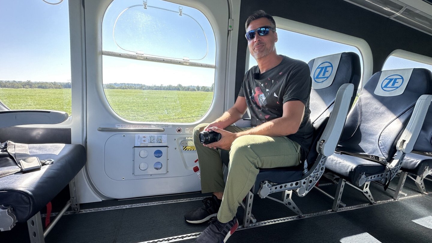 Man darf auch während des Fluges ein Fenster öffnen. Man darf auch während des Fluges ein Fenster öffnen.