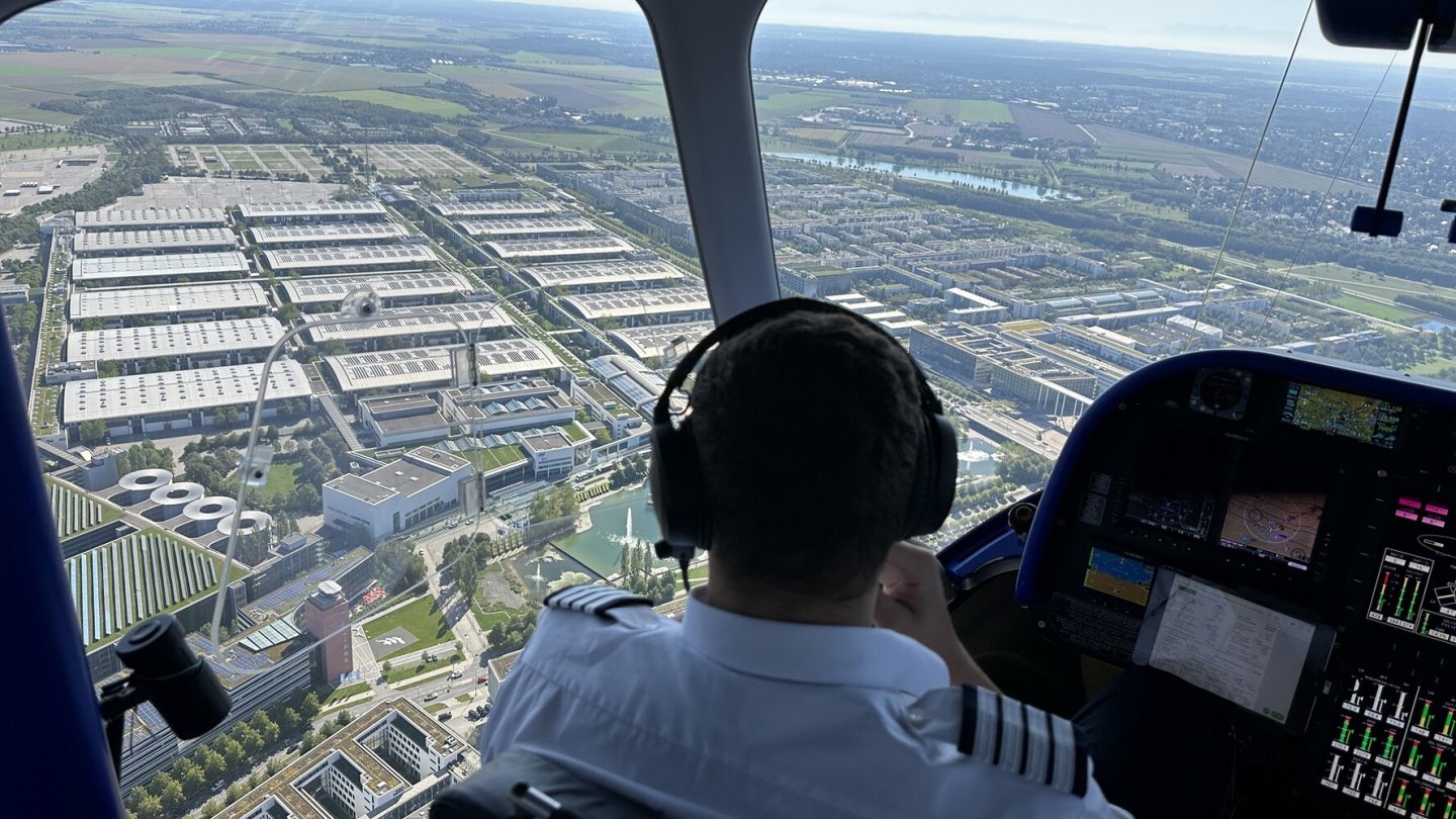 Blick von oben auf den IAA Summit, der zeitgleich in den Messehallen stattfand. Blick von oben auf den IAA Summit, der zeitgleich in den Messehallen stattfand.
